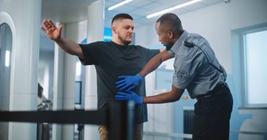 Havaalanındaki güvenlik kontrol noktası: 