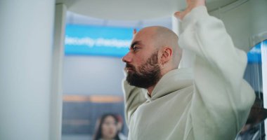 Havaalanı Terminali: Çeşitli Etnik, Metal Detektör Tarayıcıları Arasında Cinsiyet Ayrımı Yapan Uçuşlar. Güvenlik Kontrol Noktasında İnsan Vücut TSA Tarama Prosedürü. Turistler Tatile Gidiyor.