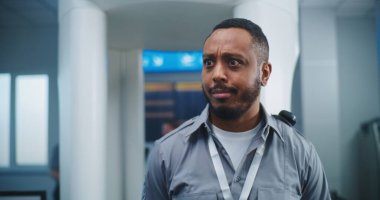 Havaalanı Güvenlik Kontrol Noktası: Pozitif Afro-Amerikan Güvenlik Görevlisi, çeşitli kişilere ve yolculara, uçağa biniş için TSA tarama prosedürleri hakkında bilgi verdi. Gezginlerin Kuyruğu Gezintiye Çıkıyor