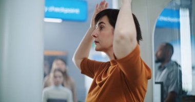 Havaalanı Terminali 'ndeki Güvenlik Kontrol Noktası: X-ray Metal dedektörü Tarayıcı Kapıları' ndan geçen çeşitli insanlar. Yolcu tarama prosedürü. Gezginler Tatile Çıkıyor.