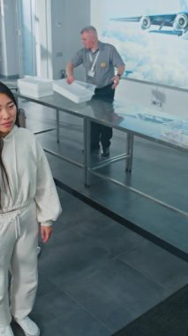 Havaalanındaki Güvenlik Hattı: Çeşitli Etnik Toplum Sırası, Metal Detektörü Tarama Kapıları için Cinsiyet Standı. Havaalanı personeli yolcuları kontrol ediyor. TSA tarama prosedürleri. Dikey Çekim.