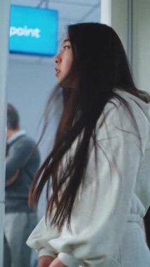 Havaalanı Terminali: Metal dedektör kapısından geçen çok ırklı insanlar. Güvenlik Subayı, Yolcuları Tablet Bilgisayar 'dan uçağa binmek için kontrol ediyor. Seyahate çıkan gezginler. Dikey Çekim.