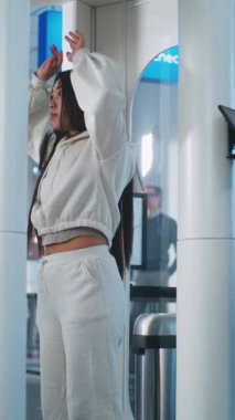 Havaalanı Terminali: Metal dedektör kapısından geçen çeşitli insanlar. Afro-Amerikan Güvenlik Subayı Yolcuları Tablet Bilgisayar kullanarak kontrol ediyor. Seyahate çıkan turistler. Dikey Çekim.