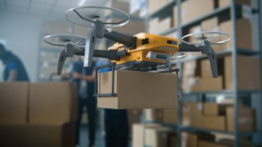Lojistik Dağıtım Merkezi: UAV Drone Ürünleri ve Gıda Karton Kutuları Taşıyor. AI Otomatik Araç Taşıma Paketi Perakende Deposu 'nda İşçiler Envanter Yönetimi. 3D Gelecek Teknolojisi.