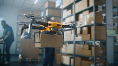 Lojistik Dağıtım Merkezi: UAV Drone Ürünleri ve Gıda Karton Kutuları Taşıyor. AI Otomatik Araç Taşıma Paketi Perakende Deposu 'nda İşçiler Envanter Yönetimi. 3D Gelecek Teknolojisi.