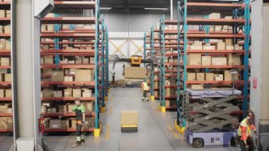 Lojistik Merkezi: Otomatik Rehberli Araçlar, Karton Kutular Taşıma, Perakende Deposunda Envanter Kontrol Eden İşçiler. AGV Robotları ve Robotları Mallarla Paket Teslimatı. 3D Gelecek Teknolojisi.