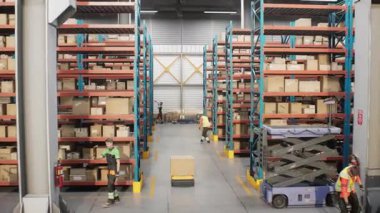Lojistik Merkezi: AGV Robotları Karton Kutular, Depo 'daki Parseller, İşçi İşçi Yönetimi Envanteri. Otomatik güdümlü araçlar ve elektrikli forklift kamyonu. Üç boyutlu grafikler. Gelecek Teknolojisi.