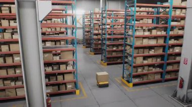 Lojistik Dağıtım Merkezi: Modern Perakende Deposunda Karton Kutular Taşıma Otomatik Güdümlü Araçlar. AGV Robotları Ürünler ve Mallarla Paketleri Taşıyor ve Teslim Ediyor. 3D Gelecek Teknolojisi