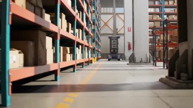 Depo Tesisi: İnsansız AGV Robotları Karton Kutular Taşıma, Lojistik Dağıtım Merkezi Paketleri. Otomatik güdümlü araçlar ve elektrikli forklift kamyonu. Üç boyutlu grafikler. Gelecek Teknolojisi.