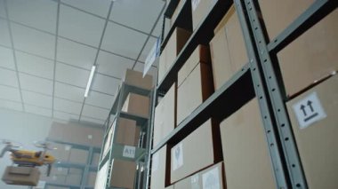 Lojistik Dağıtım Merkezi: İHA Drones Ürünler ve Mallarla Karton Kutular Taşıyor ve Teslim Ediyor. Yapay zeka güdümlü araçlar perakende deposunda paketler taşıyor. 3D Gelecek Teknolojisi.