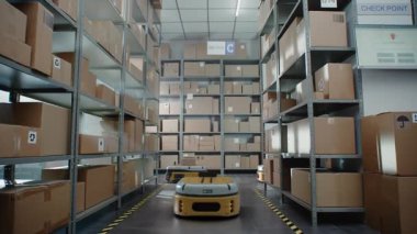 Depo Tesisi: Lojistik Dağıtım Merkezi 'nde karton kutu taşıyan insansız AGV Robotları. Otomatik Güdümlü Taşıyıcı Araçlar Paketler, Mallar, Çevrimiçi Siparişler. Üç boyutlu grafikler. Gelecek Teknolojisi.