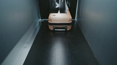 Bagaj Ekranı: VFX Canlandırma Bavulun İçinde Görselleştirme ve Poşet Taşıma Kayışı X-ray Taramasıyla aydınlatılıyor. Gelişmiş Metal Detektör Tarayıcısı. Yüksek teknolojili havaalanı güvenlik sistemi.