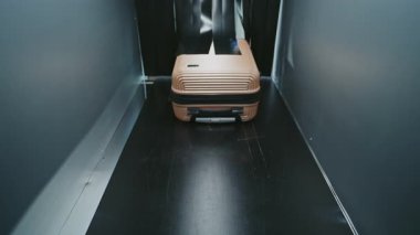 Bagaj taraması: gelişmiş metal dedektörü taraması. VFX Canlandırma Bavulun İçinde Görselleştirme Taşıma Kayışı X-ray Tarayıcı ile aydınlatıldı. Geleceğin Yüksek Teknolojik Havaalanı Güvenlik Sistemi
