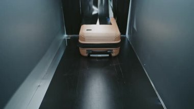 Havaalanı Güvenlik Kontrol Noktası: Gelişmiş X-ray Metal Detektör Tarayıcı Konveyör Kayışı 'nda Bavulun İçinde Tarama Yapıyor. VFX Animasyon Görselleştirme Geleceğin Yüksek Teknolojik Bagaj Tarama Sistemi.