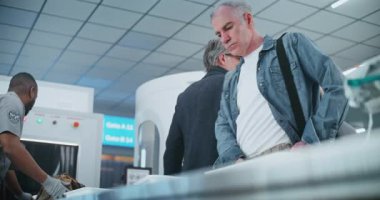 Havaalanındaki Güvenlik Kontrol Noktası: Çeşitli İnsanlar Kuyruğu, Kişisel Eşyalar Veren Yolcular, X-ray Metal Detektör Taraması için Bagaj. Havaalanı personeli, TSA İşçi Denetleme Tarama Prosedürleri.