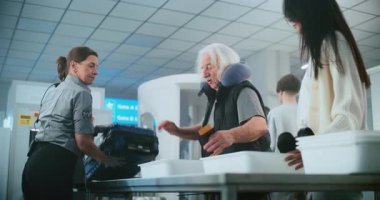 Çeşitli İnsanlar, Turistler, Konveyör Kuşağı 'nda X-ray taraması için Plastik Tepsilerde Kişisel Eşyalar Koyuyor. Kadın TSA İşçi Kontrol Tarama Prosedürü. Uçağa binmek için havaalanında güvenlik kontrolü.