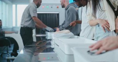 Havaalanındaki Güvenlik Kontrol Noktası: Çeşitli İnsanlar, Turistler Metal Detektör X-ray Taraması İçin Kişisel Eşyalar Veriyor. Havaalanı personeli, Afro-Amerikan Güvenlik Subayı TSA Tarama Prosedürünü Denetliyor.