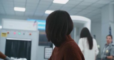 Havalimanı Terminalindeki tarama prosedürleri: Çeşitli İnsanların Kuyruğu, Kişisel Eşyalar, X-ray taraması için bavul yerleştiren yolcular, Güvenlik Kontrol Noktasında Metal Detektör Taramasından Geçmek.