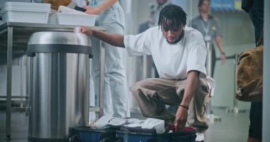 Havaalanı Güvenlik Kontrol Noktası: Afro-Amerikan Adam Suitcase 'den Sıvıları Kaldırdı, Çöp Kutusuna Attı. Çeşitli İnsanlar, TSA tarama prosedürlerinden geçen yolcular uçağa binmeden önce.