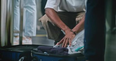 Havaalanı Güvenlik Kontrol Noktası: Afro-Amerikan Adam Suitcase 'den Sıvıları Kaldırdı, Çöp Kutusuna Attı. Çeşitli İnsanlar, TSA tarama prosedürlerinden geçen yolcular uçağa binmeden önce.