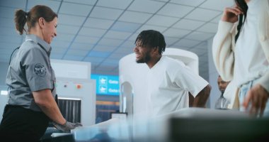 Havaalanındaki Güvenlik Kontrol Noktası: Çeşitli İnsanlar, Turistler X-ray Taraması için Kişisel Eşyalar Koyuyor, Metal Detektör Tarayıcıdan Geçiyor. Kadın Güvenlik Subayı Tarama Prosedürlerini Denetliyor.