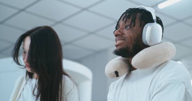 Havaalanındaki Güvenlik Kontrol Noktası: Çok Irklı Kişileri Kapatın, Gezginler Kişisel Eşyalar Koyuyor, Metal Detektörü X-ray Taraması İçin Bagaj Verin. Güvenlik Subayı TSA Tarama Prosedürlerini Denetliyor.