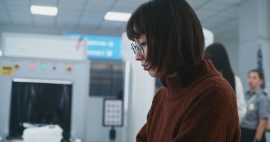 Havalimanı Terminalindeki tarama prosedürleri: Çeşitli İnsanların Kuyruğu, Kişisel Eşyalar, X-ray taraması için bavul yerleştiren yolcular, Güvenlik Kontrol Noktasında Metal Detektör Taramasından Geçmek.