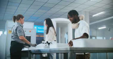 Çeşitli İnsanlar, Turistler, Konveyör Kuşağı 'nda X-ray taraması için Plastik Tepsilerde Kişisel Eşyalar Koyuyor. Kadın TSA İşçi Kontrol Tarama Prosedürü. Uçağa binmek için havaalanında güvenlik kontrolü.