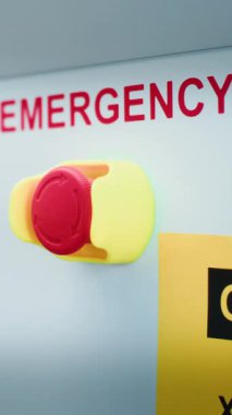 Bagaj taraması için gelişmiş X-ray Tarayıcı Metal Detektörü, Acil İşçi Düğmesi Kontrol Paneli. Uçağa binmek için güvenlik kontrol noktasında havaalanı güvenliği prosedürleri. Yakın çekim. Dikey Çekim.