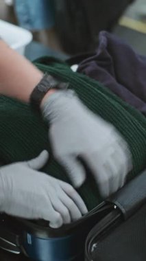 Havaalanındaki Güvenlik Kontrol Noktası: Uçuş, Bulma ve Ele Geçirmeden Önce Yolcu Bavulunu Denetleyen TSA İşçi Müfettişinin Kapanışı. Millet, Gezginler Tarama Prosedürü. Dikey Çekim.