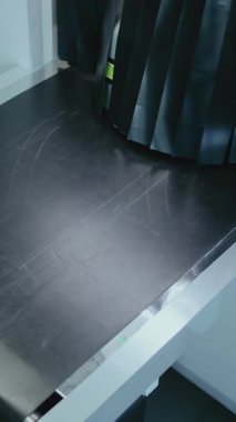 Havaalanı Terminalindeki Güvenlik Kontrol Noktası: Yolcu Gelişmiş X-ray Tarayıcı Metal Detektörü ile Taşıyıcı Kayış 'tan Bavul Aldı. Uçağa binmeden önce bagaj tarama prosedürü. Dikey Çekim.