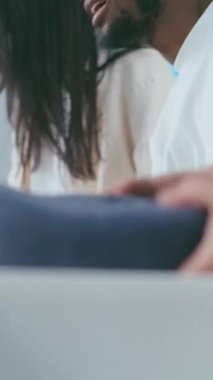 Havaalanındaki Güvenlik Kontrol Noktası: Çok Irklı İnsanlar, Turistler Kişisel Eşyalar ve Torbaları Plastik Tepsilerde Metal Detektör X-ray Taraması İçin Kullanıyorlar. TSA tarama prosedürleri. Yakın çekim. Dikey Çekim.