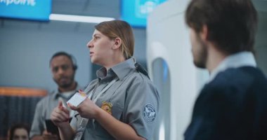 Havaalanı Personel Brifingi: Kadın TSA Memuru Eğitim Veriyor, Havayolu Biletini Bekliyor, Uçuş Prosedürlerini Açıklıyor ve İşçi Grubuna Özel Detaylar Veriyor. Ulaştırma Güvenlik Yönetimi.