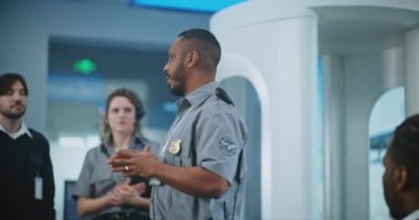 Havaalanı Personel Brifingi: Afrikalı Amerikan Güvenlik Subayı Planlama Oturumu, TSA Tarama Prosedürleri hakkında İşçi Grubuna Talimatlar Verme. Ulaştırma Güvenlik Yönetimi.