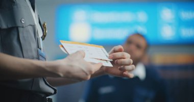 Havaalanı Personel Brifingi: Güvenlik Subayının Uçuş Kartını Kapatma, Talimat Verme, İşçilere Açıklama Yöntemleri ve Özel Detaylar. Ulaştırma Güvenlik İdaresi 'nde çalışıyorum.