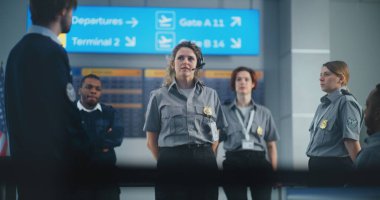 Havalimanı Personel Eğitimi: Yolcuların Tarama Süreci Kontrol Noktasında İşçi Takımına Kulaklık Veren Kadın Güvenlik Subayı, Uçuş Uçuşu için TSA Tarama Prosedürleri.