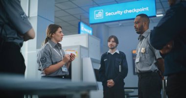 Havaalanı Personel Brifingi: Kadın Güvenlik Subayı Eğitim Veriyor, Uçuş Kartını tutuyor, İşçi Takımına Prosedürleri ve Ayrıntıları Açıklıyor. Ulaştırma Güvenlik Yönetimi.