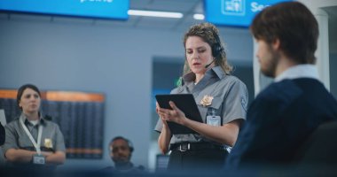 Havaalanı Güvenlik Sistemi: Tablet Bilgisayarlı Kadın TSA Görevlisi, Yolcuların Tarama Süreci Hakkında Kontrol Noktasında Havalimanı personeline talimat verdi, Uçuş için Tarama Prosedürleri.