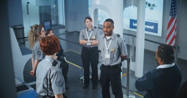 Havaalanı Güvenlik Personel Planlama Oturumu: Afrikalı Amerikalı TSA Memuru, İşçi Takımına Tarama Prosedürleri Hakkında Bilgi Veriyor, Bilgi Veriyor. Ulaştırma Güvenlik Yönetimi.