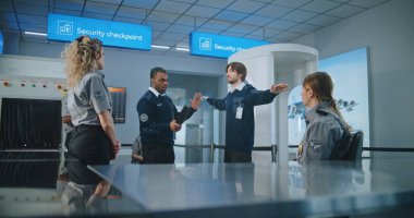 Havaalanı Güvenlik Personeli: Afro-Amerikan Ulaştırma İdaresi İşçilere Eğitim Görevlisi, Metal Detektörü ile Yolcuları Tarama Süreci Gösteriliyor, Uçuş için Tarama Prosedürleri.