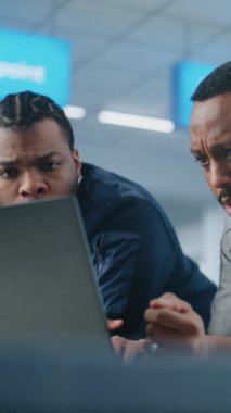 Havaalanı Güvenlik Kontrol Noktası: Laptop Bilgisayar ve Konuşan Afro-Amerikan Güvenlik Memurları. Ulaşım Güvenlik İdaresi. Arka planda, havaalanı personeli çalışıyor. Dikey Çekim.