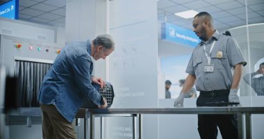 Havalimanı Terminali 'ndeki Hayvan Bakım İşlemleri sırasında Yetişkin Adam: Afro-Amerikan Ulaşım Güvenlik İdaresi İnceleme Köpeği, Taşıma Bavulu. Uçağa binmeden önce Güvenlik Kontrol Noktasında Hayvan Denetlemesi.