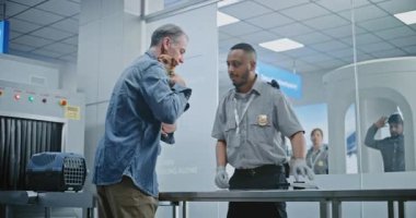 Havaalanı Terminali: Güvenlik Kontrol Noktasında Hayvan Bakımı yapan Olgun Adam. Afro-Amerikan Güvenlik Subayı, Köpeği Denetliyor, Metal dedektörüyle tarıyor. Uçağa binmeden önce TSA Hayvan Tarama Prosedürleri.