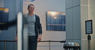 Havaalanı Terminali 'ndeki güvenlik kontrol noktası: Afro-Amerikan Güvenlik Subayı, Biniş Uçuşu için Protez Ayaklı Genç Adamı Denetliyor. TSA tarama prosedürleri. Engelli Turist Seyahate Çıktı