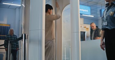 Güvenlik Kontrol Noktasındaki Kıdemli Gezgin: Tekerlekli sandalyeden kalkan yaşlı kadın, Havaalanı Terminali 'ndeki X-ray Metal Detektör Tarayıcısını geçiyor, Havaalanı Personel Yardım Hatunu. Yolcu Ekran Prosedürleri.