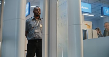 Güvenlik Kontrol Noktası: Havaalanı Terminali 'nde biyonik protez bacaklı bir adam X-ray metal dedektöründen geçiyor. Uçağa binmek için yolcu tarama prosedürleri. Engelli Yolcu.