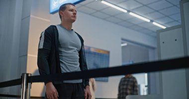 Havaalanı Terminali 'ndeki güvenlik kontrol noktası: Protez bacaklı genç adam X-ray Metal detektörü taraması için kuyrukta bekliyor. TSA Tarama İşlemleri sırasında Engelli Turist.