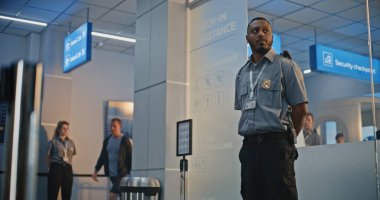 Havaalanı Terminali 'ndeki güvenlik kontrol noktası, Biyonik Protez Bacağı olan Afrikalı Amerikalı Güvenlik Subayı. TSA tarama prosedürleri. Engelli Turist.