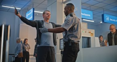 Havaalanı Terminali 'ndeki güvenlik kontrol noktası, Biyonik Protez Bacağı olan Afrikalı Amerikalı Güvenlik Subayı. TSA tarama prosedürleri. Engelli Turist.