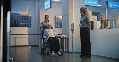 Güvenlik Kontrol Noktası: Havaalanı Terminali 'ndeki Yaşlı Kadın Tekerlekli Sandalyeden Kalkıyor. Uçağa binmek için yolcu tarama prosedürleri. Engelli kıdemli gezgin..